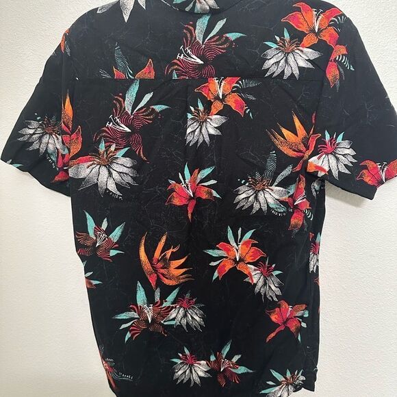 Volcom Men’s Tropical Button Down Tee - Picture 7 of 9